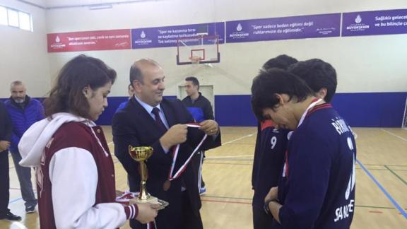 İlçe Milli eğitim Müdürümüz Hüseyin Aydoğdu,Sancaktepe Akullar Arası Badminton Turnuvası Ödül Törenine Katıldı.