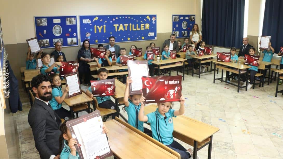 SANCAKTEPE'DE 167 OKULDA EĞİTİM GÖREN 101.462 ÖĞRENCİ KARNE SEVİNCİ YAŞADI